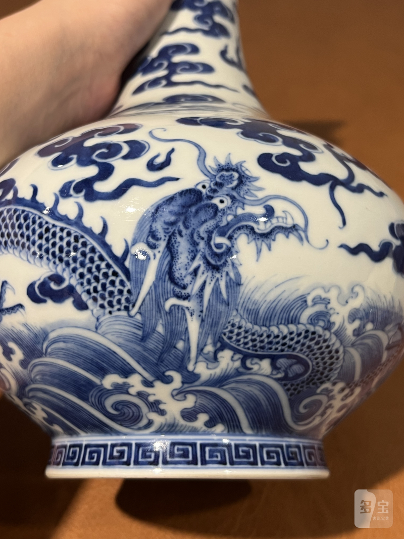 清嘉庆 青花云龙纹撇口瓶 - 图6
